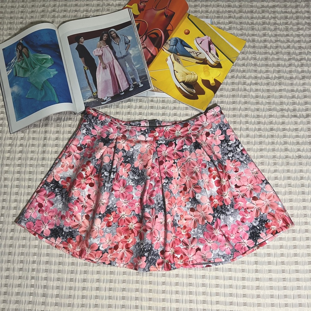 🌸NWOT mini floral skirt with pleats
